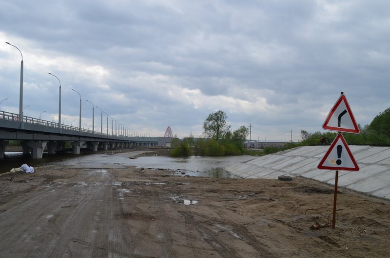 Власти отказались убирать проезд у Бугринского моста